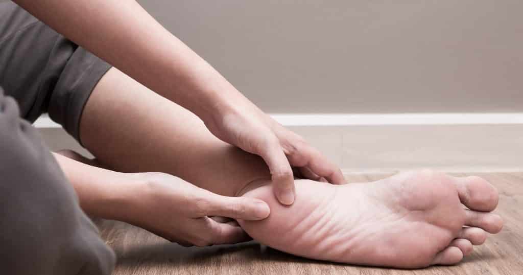 Plantar-Fascia-Stretch-to-Relieve-Morning-Heel-Pain-featured-image