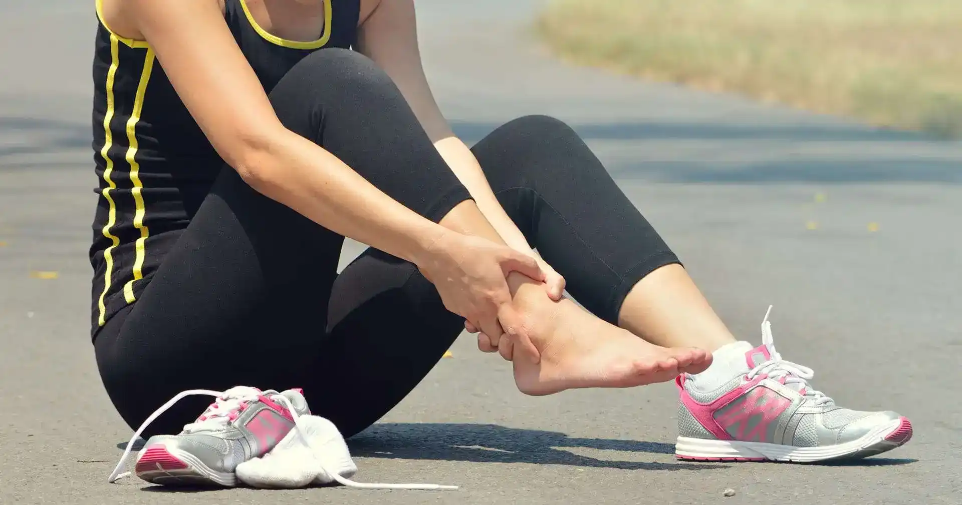 Top-Tips-For-Relieving-Tendon-Pain-in-Your-Feet-and-Legs-Featured-image Top-Tips-For-Relieving-Tendon-Pain-in-Your-Feet-and-Legs-Featured-image