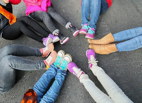 foot-circle-teenagers