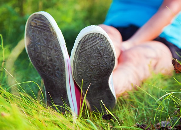 pink-sneakers-on-girl-legs-on-grass