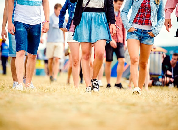 unrecognizable-teenagers-tent-music-festival